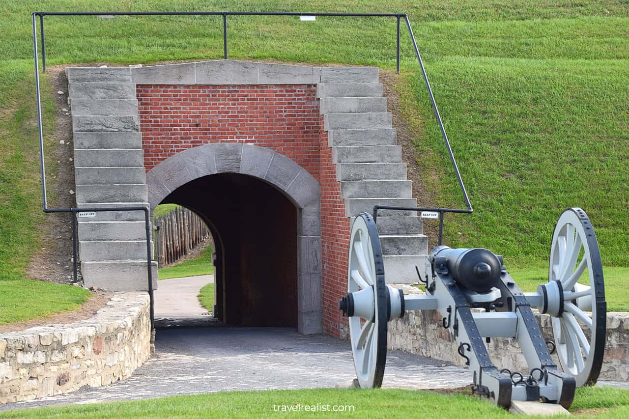 Cannon at gate in Fort Niagara State Park, New York, US