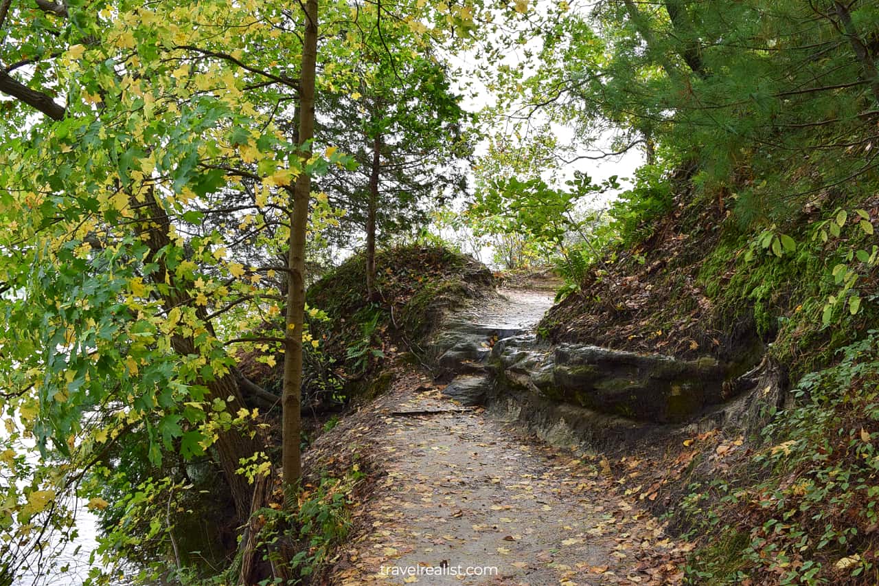 Trail next to the Illinois River in Starved Rock State Park, Illinois, US