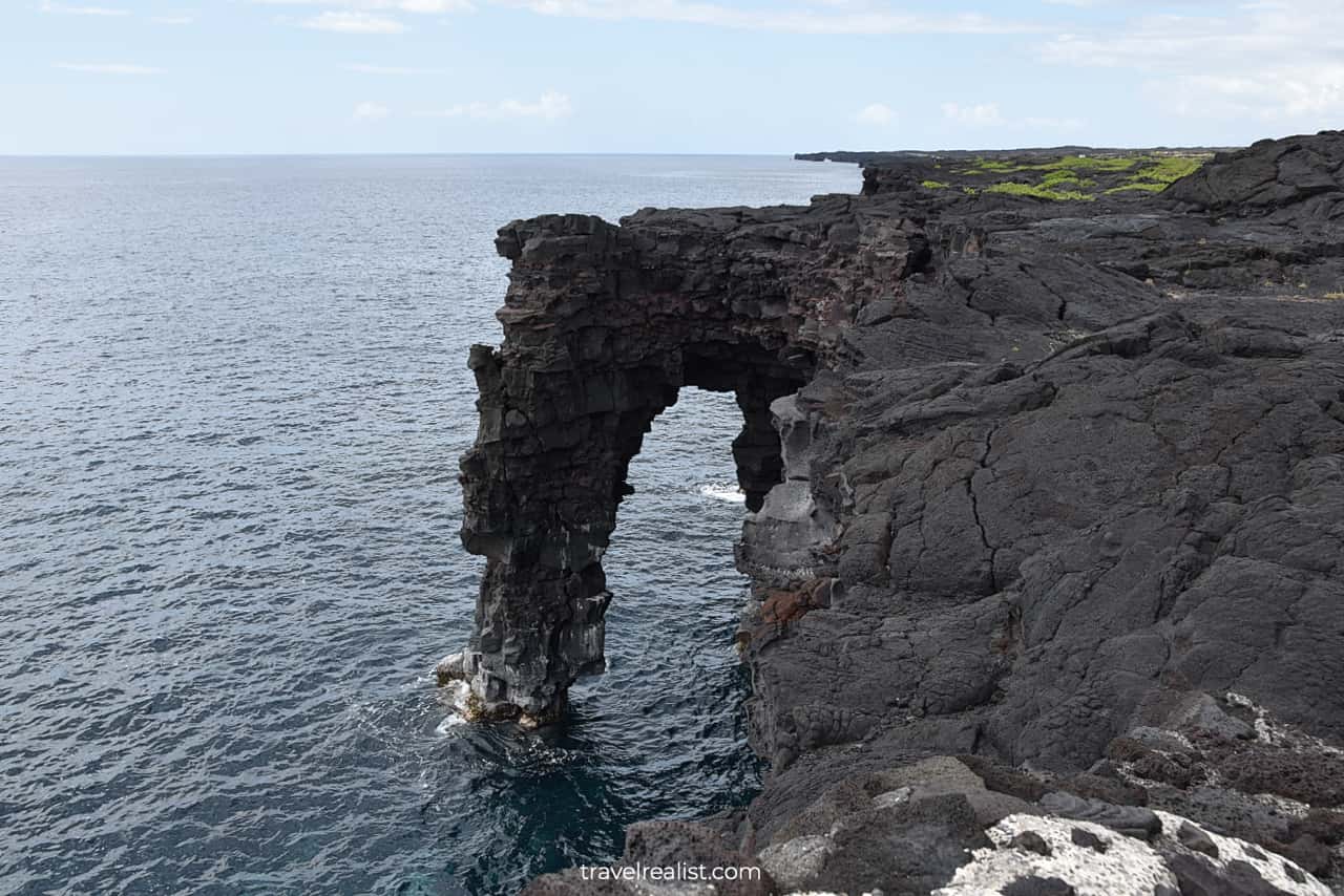 Hōlei Sea Arch in Hawaii Volcanoes National Park on Big Island in Hawaii, US