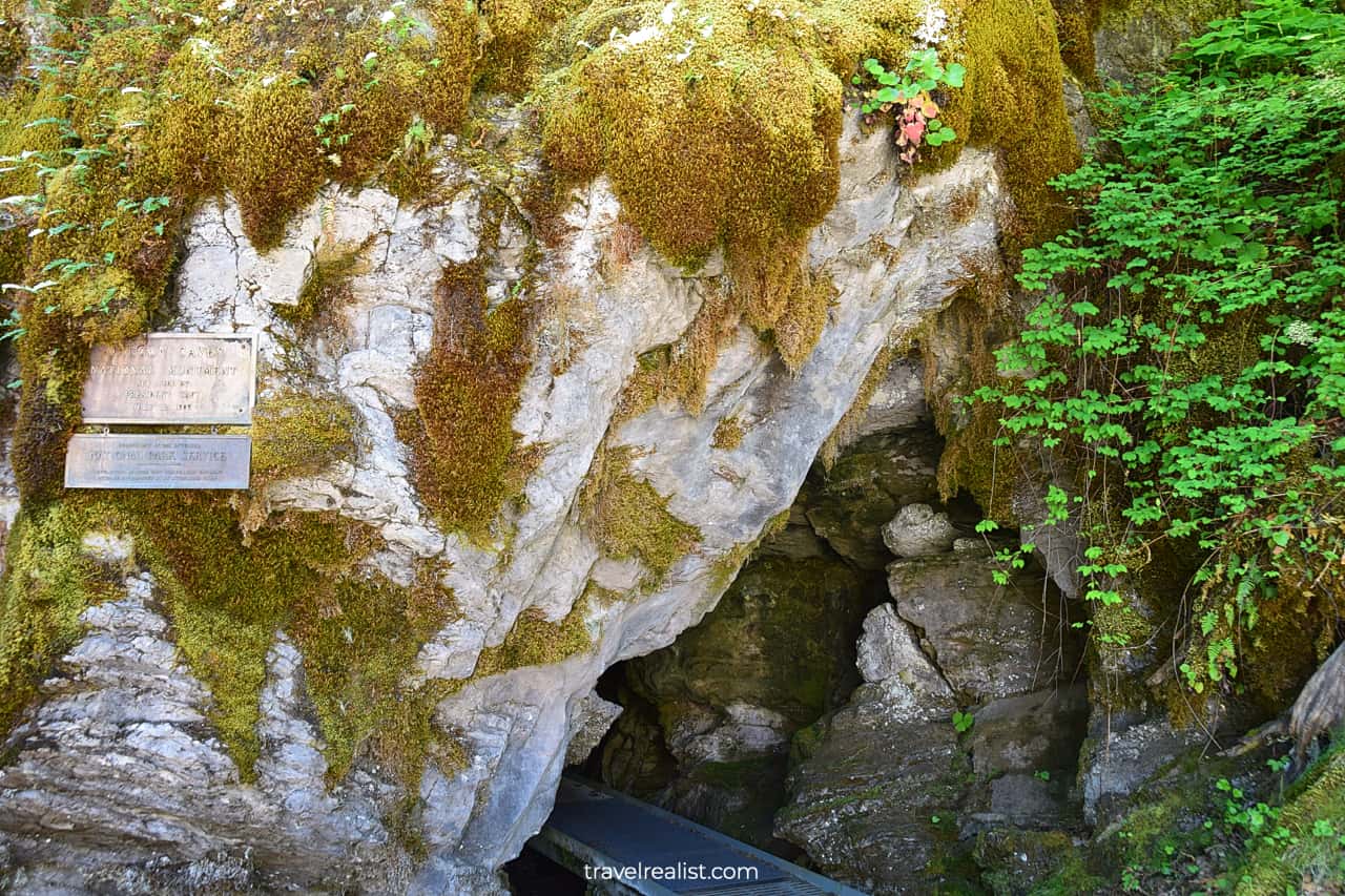 Natural entrance in Oregon Caves National Monument, Oregon, US