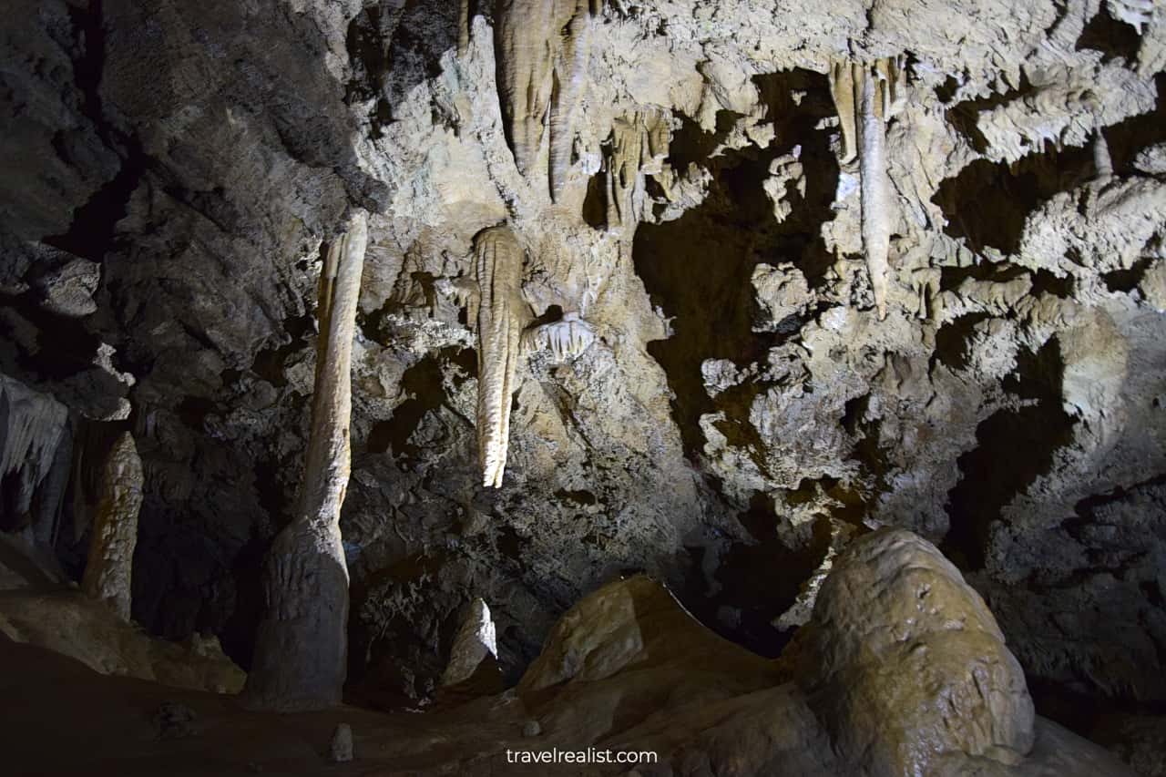 Columns, stalactites, and stalagmites in Oregon Caves National Monument, Oregon, US