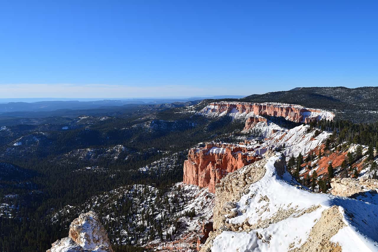 Red rock, green pines, white snow at Yovimpa Point in Bryce Canyon National Park, Utah, US